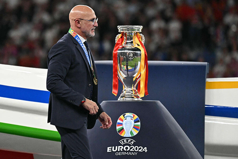 <p>Luis de la Fuente, junto al trofeo después de ganar el partido final de fútbol de la UEFA Euro 2024 entre España e Inglaterra en el Olympiastadion en Berlín el 14 de julio de 2024 - AFP/JAVIER SORIANO </p>