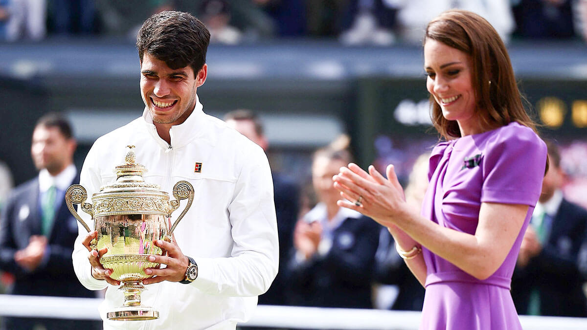 <p>La princesa de Gales aplaude al español Carlos Alcaraz mientras recibe el trofeo de ganador tras vencer al serbio Novak Djokovic durante su partido de tenis individual masculino en la decimocuarta jornada de los Campeonatos de Wimbledon 2024 - AFP/HENRY NICHOLLS </p>