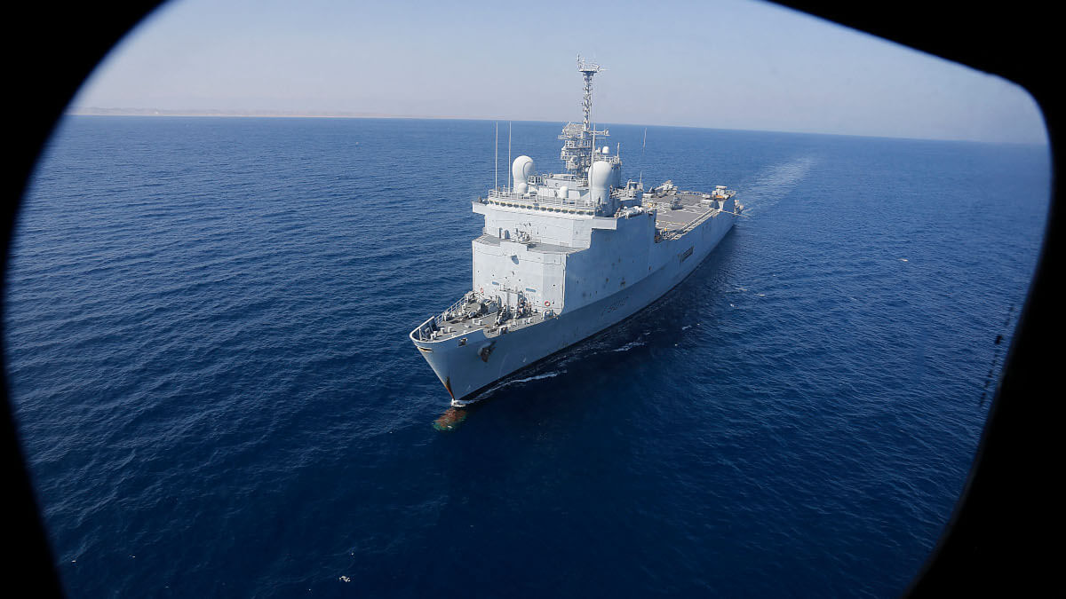 El FS Sirocco desde un helicóptero del ejército francés frente a la costa de la región semiautónoma de Puntland, en el norte de Somalia - AYMERIC VINCENOIT / AFP