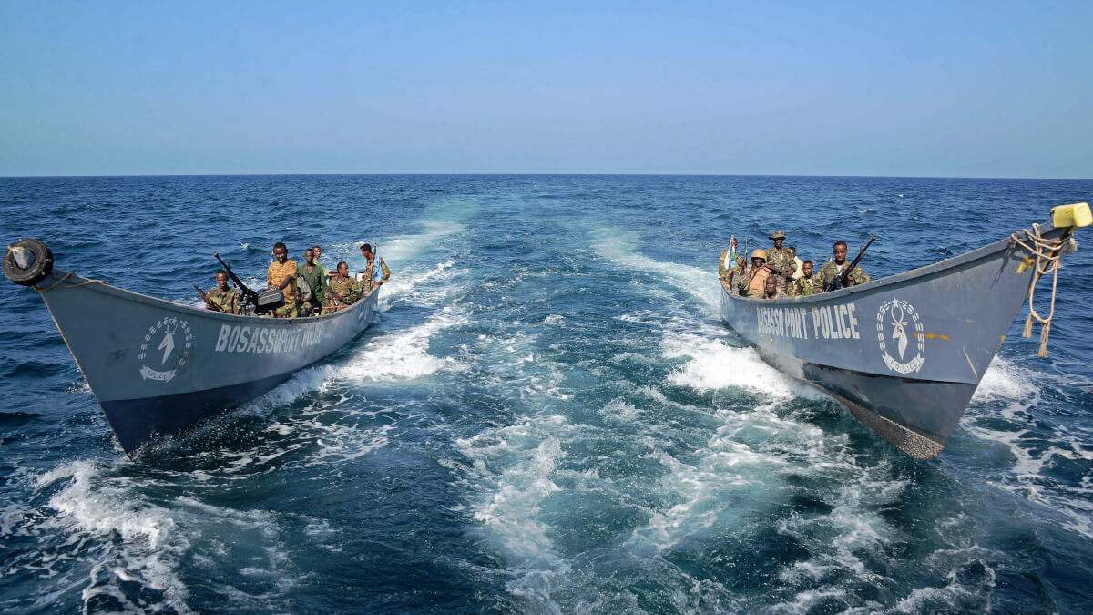 La guardia costera somalí realiza una patrulla en la costa de Bosaso, en Puntland - Mohamed Abdiwahab / AFP