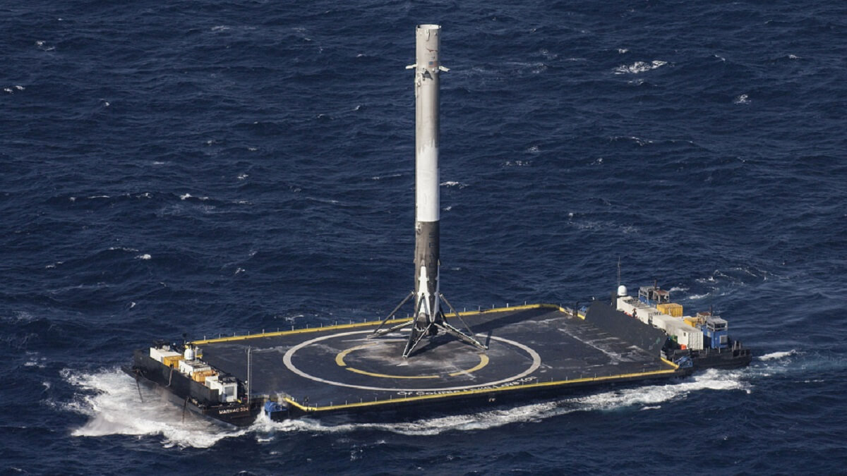 La primera etapa de propulsión funcionó con normalidad y tras cumplir su labor descendió y aterrizó sobre una plataforma autónoma posicionada por SpaceX en el océano Pacifico - PHOTO/SpaceX 