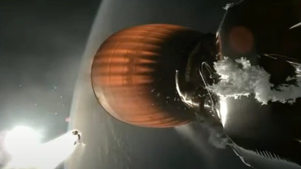 La imagen refleja el motor cohete Merlín y el hielo que se ha formado (a la derecha) como consecuencia de una fuga de oxígeno líquido, cuya consecuencia fue colocar la veintena de satélites a sólo 135 kilómetros de altura - PHOTO/SpaceX 