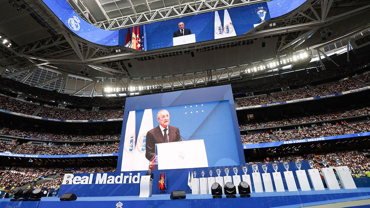 <p>Vista general dentro del estadio mientras el presidente del Real Madrid, Florentino Pérez, habla con la multitud durante la presentación - REUTERS/JUAN MEDINA </p>