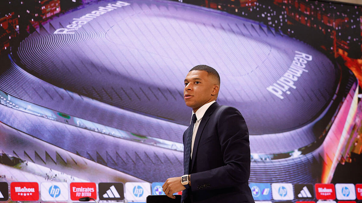 <p>El nuevo fichaje del Real Madrid, Kylian Mbappé, tras la rueda de prensa - REUTERS/JUAN MEDINA </p>