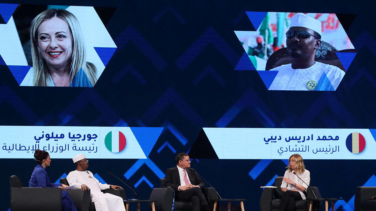 El primer ministro interino de Libia, Abdulhamid Dbeibah (centro), el presidente de Chad, Deby (segundo desde la izquierda) y la ministra italiana del Pime, Giorgia Meloni, debaten durante el Foro Transmediterráneo sobre Migración, en la capital libia, Trípoli, el 17 de julio de 2024 - PHOTO/AFP