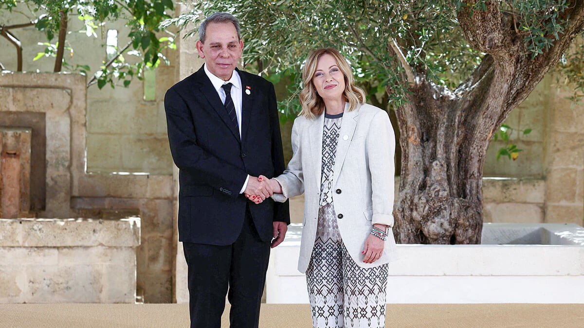 El primer ministro de Túnez, Ahmed Hachani, es recibido por la primera ministra italiana, Giorgia Meloni, en el segundo día de la cumbre del G7, en el complejo turístico Borgo Egnazia, en Savelletri, Italia, el 14 de junio de 2024 - REUTERS/GUGLIELMO MANGIAPANE