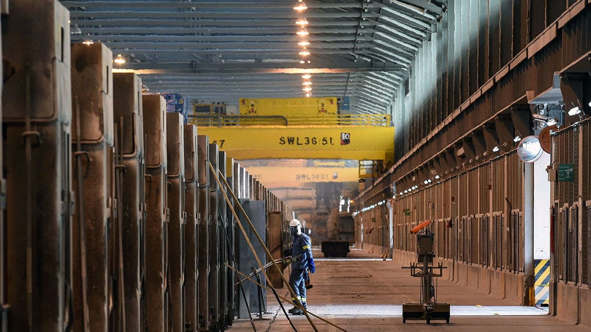 Línea de producción de aluminio en la fábrica de aluminio Maaden en la zona industrial de Ras Al-Khair, cerca de la ciudad de Jubail, a 570 km al este de la capital saudí, Riad - AFP/ FAYEZ NURELDINE
