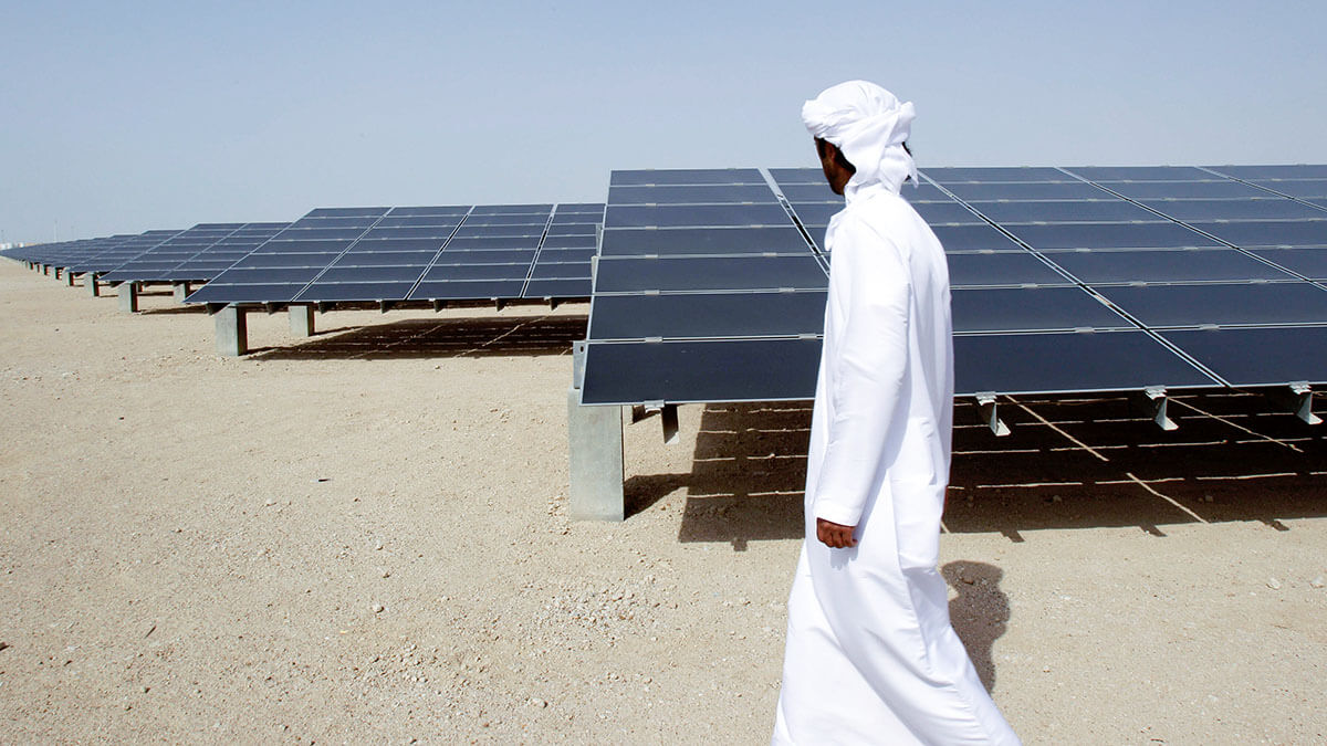 <p>Planta fotovoltaica de 10 MW en Masdar City, un desarrollo urbano sostenible alimentado por energía renovable en Abu Dhabi - AP/KAMRAN JEBRELLI</p>