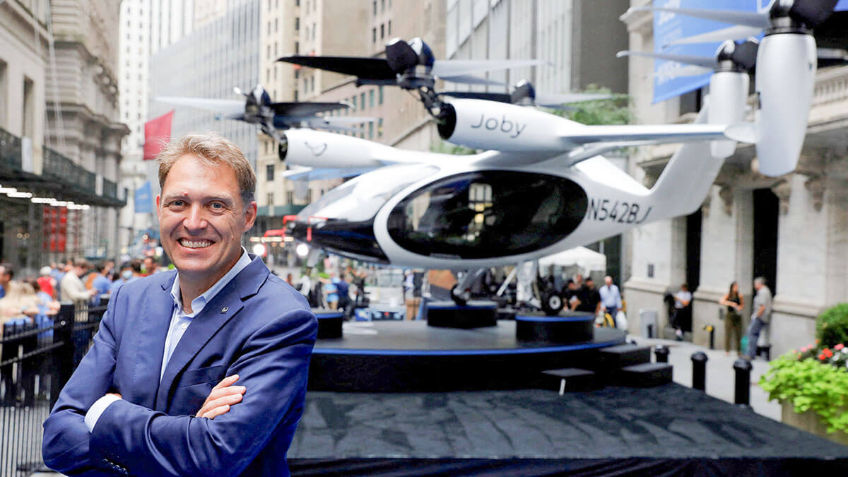 El fundador de Joby Aviation, JoeBen Bevirt, posa junto a un taxi aéreo de Joby Aviation antes de su cotización en la Bolsa de Valores de Nueva York (NYSE) en Manhattan, Ciudad de Nueva York, EE. UU., 11 de agosto de 2021 - REUTERS/ANDREW KELLY
