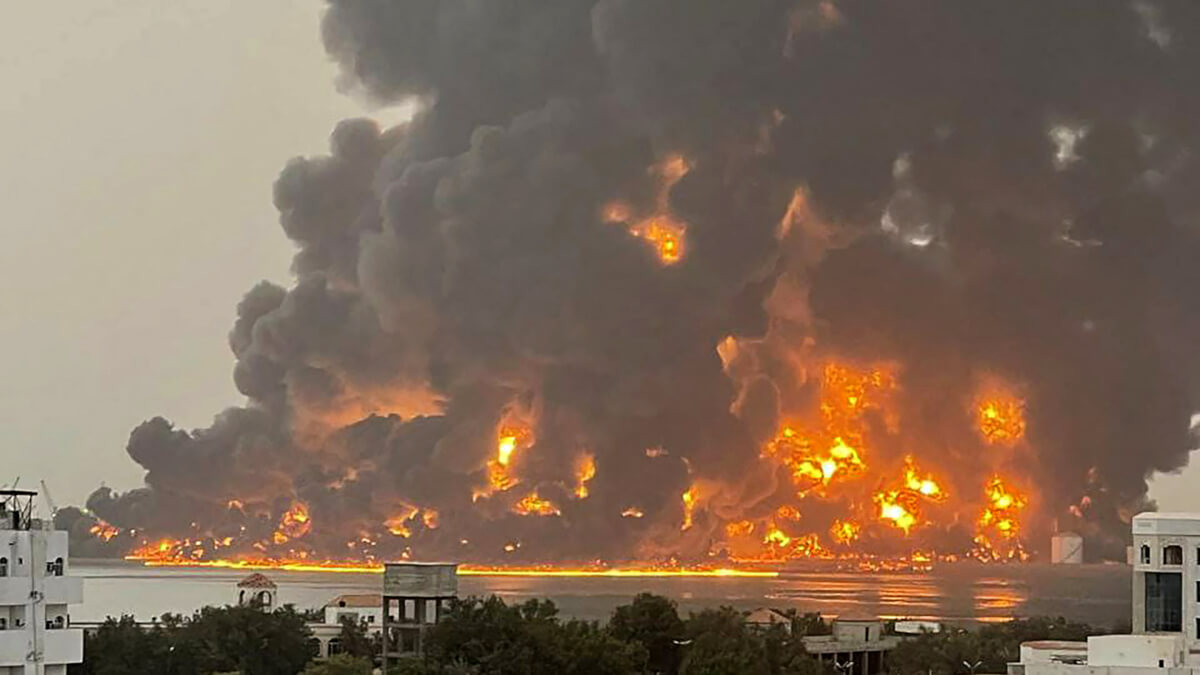 Una fotografía obtenida del Centro de Medios Huthi Ansarullah de Yemen muestra una enorme columna de fuego que surge tras los ataques en la ciudad portuaria de Hodeidah, controlada por los rebeldes yemeníes, el 20 de julio de 2024 - ANSARULLAH MEDIA CENTRE / AFP