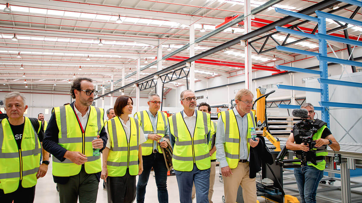 El patrón de la ESA y su director de Transporte Espacial (derecha) recorrieron las instalaciones de PLD junto con el director de la AEE, Juan Carlos Cortes, la ministra Diana Morant y Ezequiel Sánchez, presidente de PLD - PHOTO/ESA Director General X