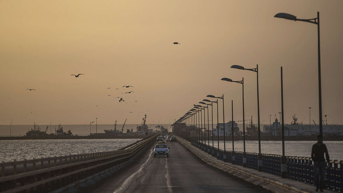 Vista de la carretera que conduce al puerto pesquero de Dakhla, Sahara Occidental - AP/MOSAAB ELSHAMY