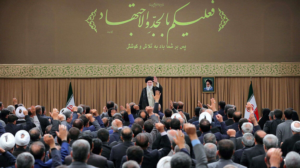 El ayatolá Ali Jamenei, saludando a los miembros del parlamento iraní, en Teherán el 21 de julio de 2024 - AFP/ KHAMENEI.IR
