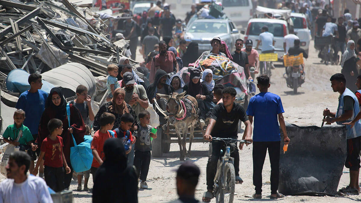 Civiles palestinos se alejan de los distritos orientales de Khan Yunis, en el sur de la Franja de Gaza, tras las órdenes de evacuación del ejército israelí el 22 de julio de 2024, en medio del conflicto en curso entre Israel y el grupo terrorista Hamás - AFP/BASHAR TALEB