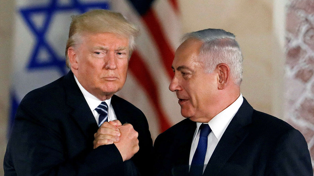 El presidente estadounidense Donald Trump y el primer ministro israelí Benjamin Netanyahu se dan la mano después del discurso de Trump en el Museo de Israel en Jerusalén el 23 de mayo de 2017 - REUTERS/ RONEN ZVULUN