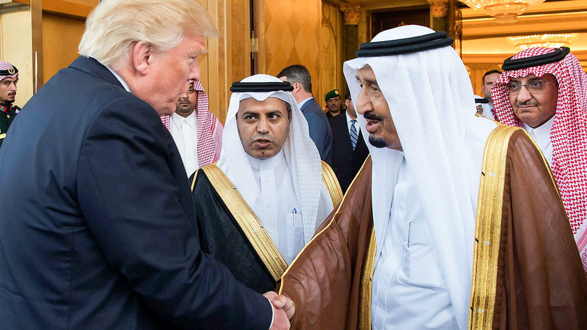Esta imagen de archivo, muestra al presidente de los Estados Unidos, Donald Trump (izq.) y al rey de Arabia Saudí, Salman bin Abdulaziz al-Saud (2do. a la der.), estrechándose la mano durante una reunión en Riad - AFP/ BANDAR AL-JALOUD / Palacio Real Saudí