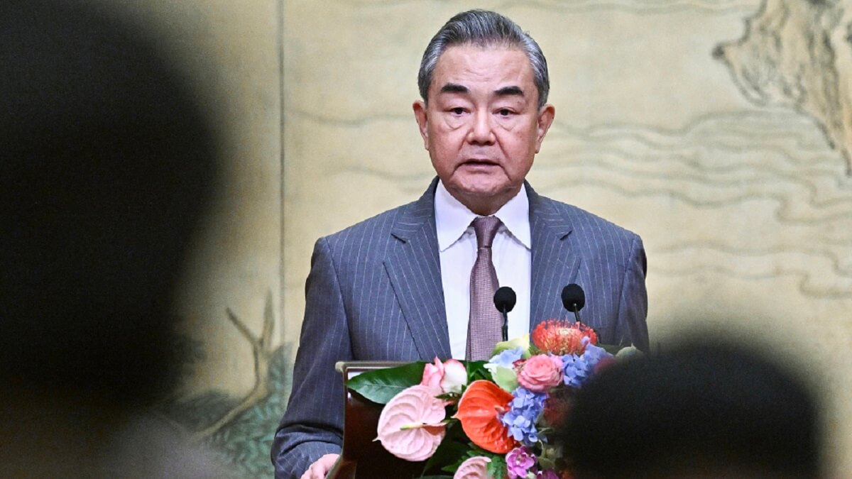 El ministro de Asuntos Exteriores de China, Wang Yi, habla durante un acto en el que participan Mahmoud al-Aloul (no en la foto), vicepresidente del Comité Central de la organización y partido político palestino Fatah, y Mussa Abu Marzuk (no en la foto), alto cargo del movimiento islamista palestino Hamás, en la Casa de Huéspedes del Estado Diaoyutai, en Pekín, el 23 de julio de 2024 – PHOTO/Pedro Pardo/AFP