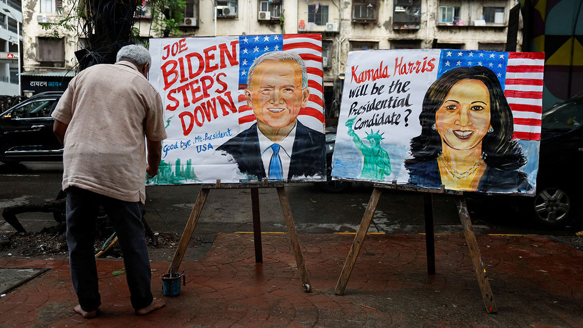 Pinturas del presidente estadounidense Joe Biden y la vicepresidenta Kamala Harris después de que Biden anunciara que abandonaba su candidatura a la reelección, en una calle de Mumbai, India, el 22 de julio de 2024 - REUTERS/FRANCIS MASCARENHAS
