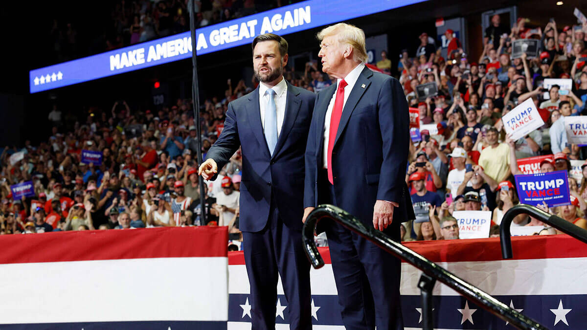 El candidato presidencial republicano, el expresidente estadounidense Donald Trump, con el candidato republicano a la vicepresidencia, el senador JD Vance (R-OH) durante un mitin de campaña en el Van Andel Arena el 20 de julio de 2024 en Grand Rapids, Michigan - PHOTO/ ANNA MONEYMAKER via AFP