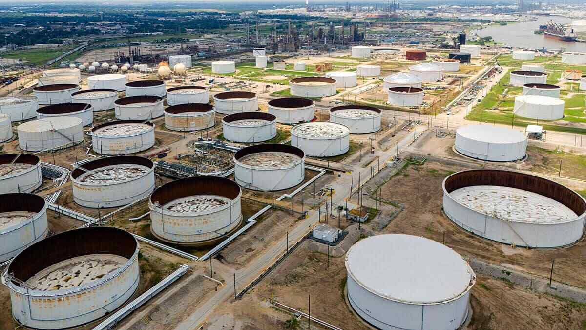 Vista aérea de los contenedores de almacenamiento de petróleo cerca de la refinería Chevron Pasadena, Texas - AP/BRANDON BELL