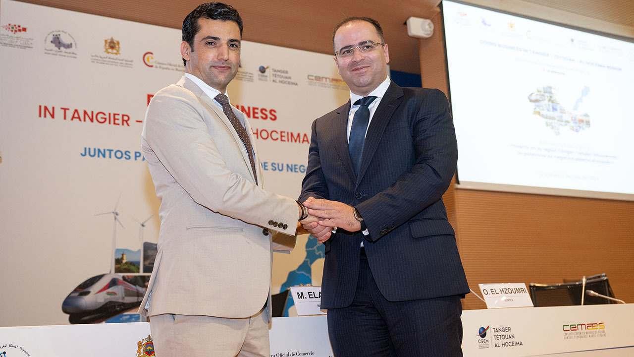 Said Drissi El Bouzaidi junto a Jalal Benhayoun, director general del Centro Regional de Inversiones de la Región de Tánger-Tetuán-Alhucemas (CRI-TTA) - PHOTO/ATALAYAR