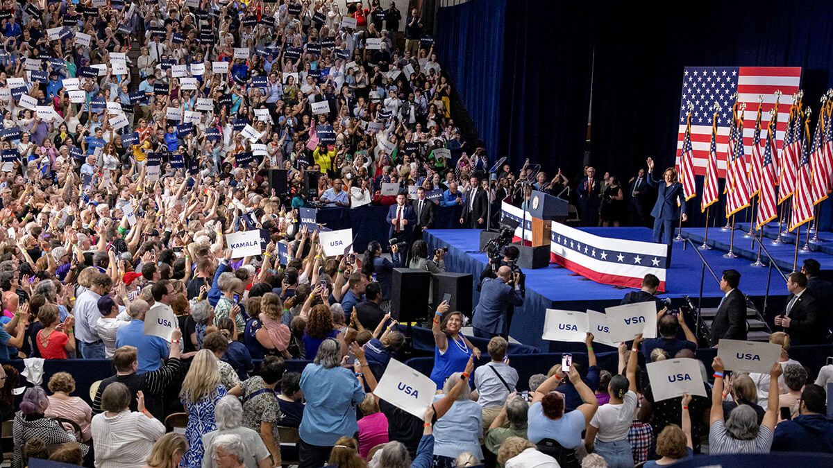 <p>La vicepresidenta estadounidense Kamala Harris saluda a una multitud de seguidores durante su primer evento de campaña como candidata presidencial en West Allis High School en West Allis, Wisconsin, EE.UU., el 23 de julio de 2024 - REUTERS/KEVIN MOHATT</p>
<style type="text/css">p.p1 {margin: 0.0px 0.0px 0.0px 0.0px; font: 10.0px Verdana; color: #000000}
</style>