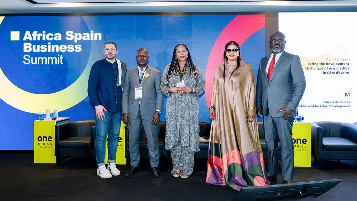 Jean-Pascal Boah (segundo por la izqda.), junto al resto de integrantes del panel dedicado a las ciudades de Costa de Marfil – PHOTO/ATALAYAR