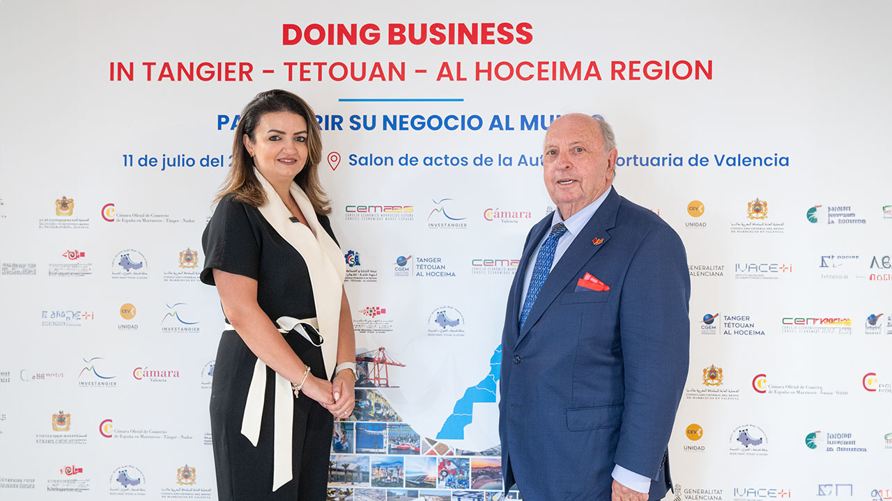<p>Vicente Farach, junto a Noussaira El Harrak, jefa de Proyecto, Oferta Territorial y Promoción del Centro Regional de Inversiones de la Región de Tánger-Tetuán-Alhucemas - PHOTO/ATALAYAR</p>