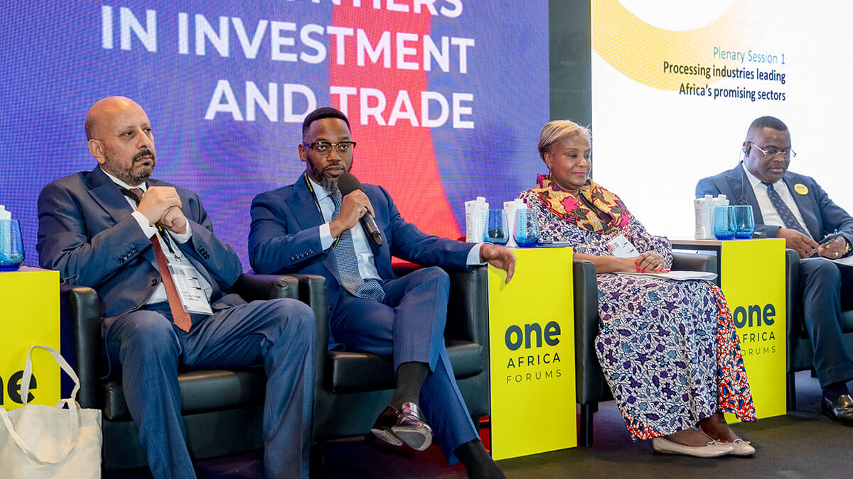Khaled Kaim (izqda.), en el panel dedicado a las industrias de procesado en los países africanos – PHOTO/ATALAYAR