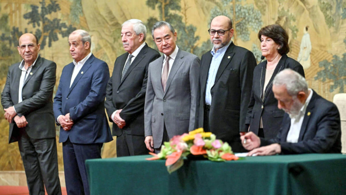 El ministro de Asuntos Exteriores de China, Wang Yi (centro), observa durante la firma de la declaración de Beijing en la Casa de Huéspedes Estatal Diaoyutai en Beijing el 23 de julio de 2024. Las facciones palestinas, incluidas Hamas y Fatah, se reunieron en Beijing esta semana en un renovado intento de reconciliación - PHOTO/PEDRO PARDO/AFP