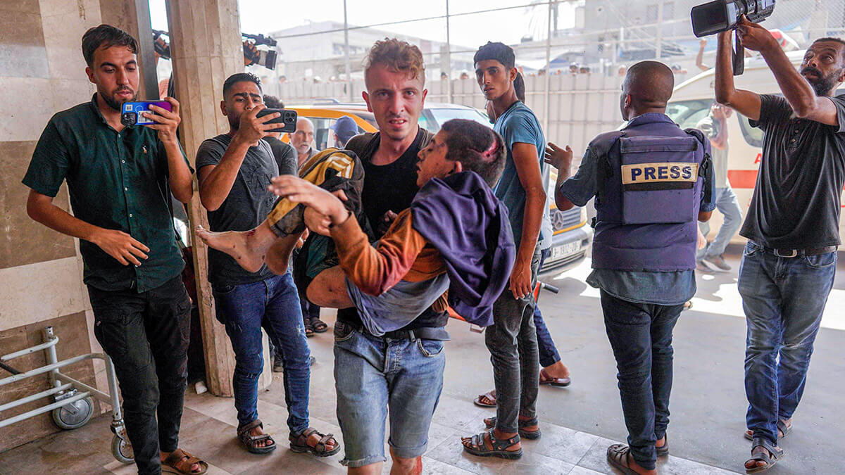 <p>Un niño herido es trasladado al hospital Nasser, donde llegan los heridos y los muertos tras el ataque israelí al distrito suroriental de Khan Yunis, en el sur de la Franja de Gaza, el 25 de julio de 2024 - AFP/BASHAR TALEB</p>