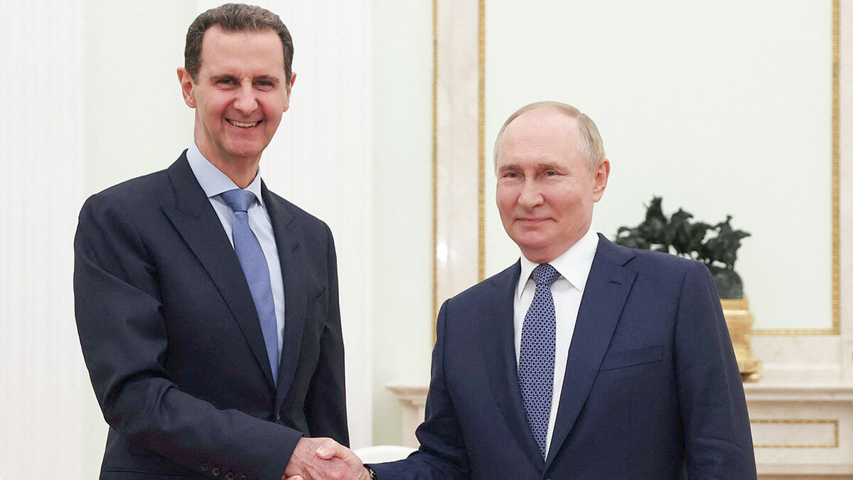 El presidente de Rusia, Vladimir Putin (der.), estrecha la mano del presidente de Siria, Bashar al-Assad, durante su reunión en el Kremlin en Moscú el 24 de julio de 2024 - AFP/VALERY SHARIFULIN