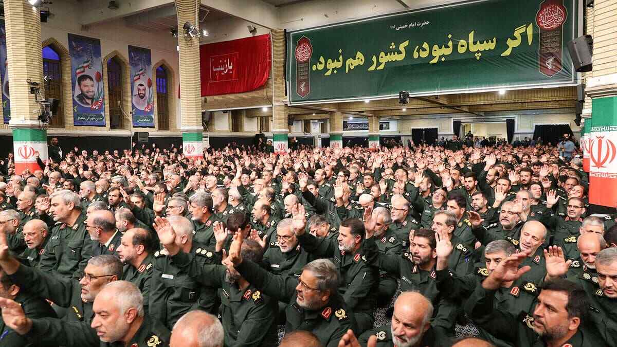 Comandantes y miembros del Cuerpo de la Guardia Revolucionaria Islámica se reúnen con el líder supremo de Irán, el ayatolá Ali Khamenei, en Teherán, Irán - PHOTO/WANA via REUTERS