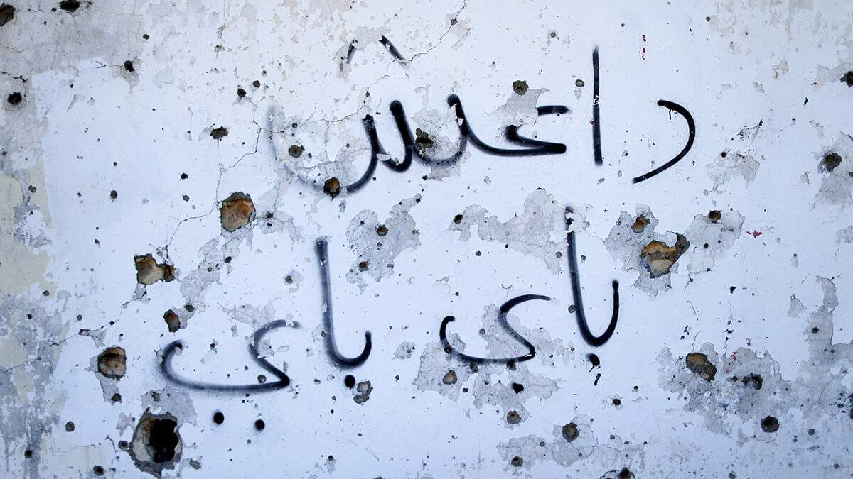 <p>Un grafiti que dice “Daesh adiós” se ve en una pared dañada en Sirte, Libia, el 1 de noviembre de 2017 - REUTERS/AHMED JADALLAH </p>