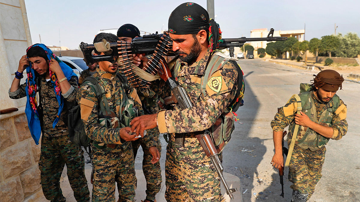 En esta fotografía del 22 de junio de 2017, combatientes de las Fuerzas Democráticas Sirias (FDS), respaldadas por Estados Unidos, se preparan para la batalla contra militantes del Daesh en Raqqa, noreste de Siria - AP/HUSSEIN MALLA