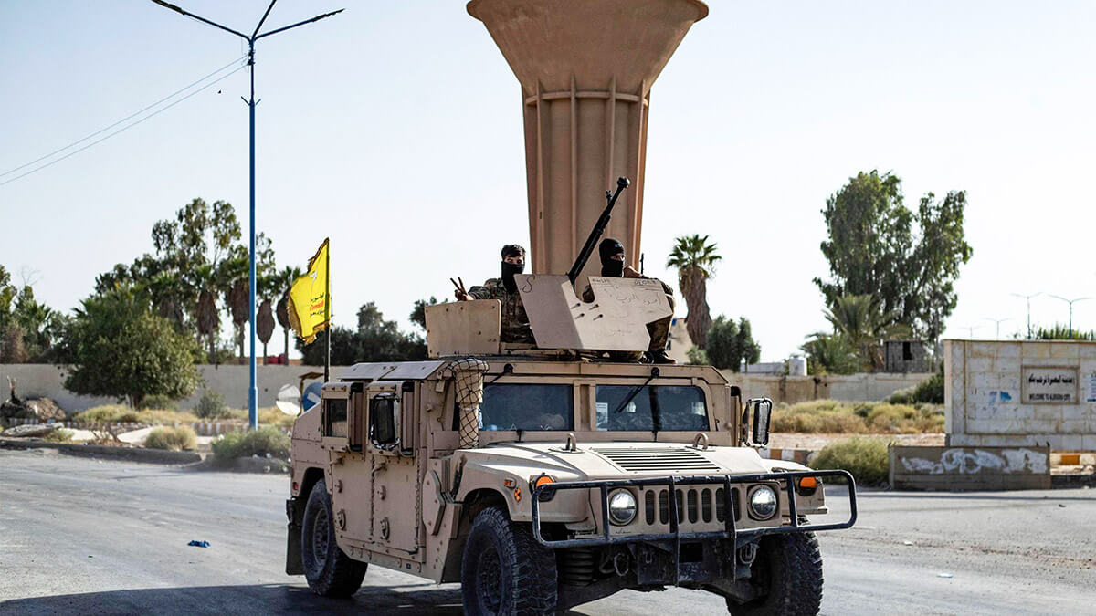 <p>Un vehículo de las Fuerzas Democráticas Sirias (FDS) en la carretera mientras los combatientes se despliegan para imponer un toque de queda en la ciudad de al-Busayrah en la provincia de Deir Ezzor, en el noreste de Siria, el 4 de septiembre de 2023 - AFP/DELIL SOULEIMAN</p>