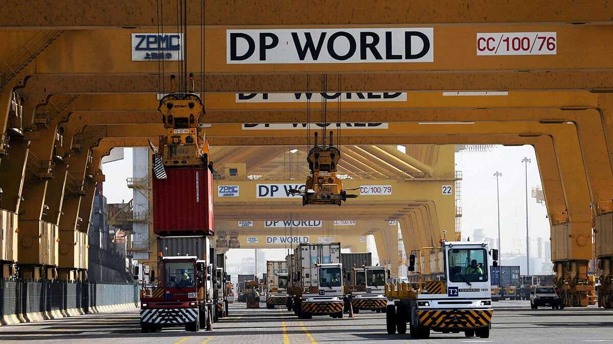 Tractores de terminal se alinean para cargar contenedores en un buque de carga en la Terminal 2 totalmente automatizada de DP World en el puerto de Jebel Ali en Dubái, Emiratos Árabes Unidos - REUTERS/HAMAD I MOHAMMED