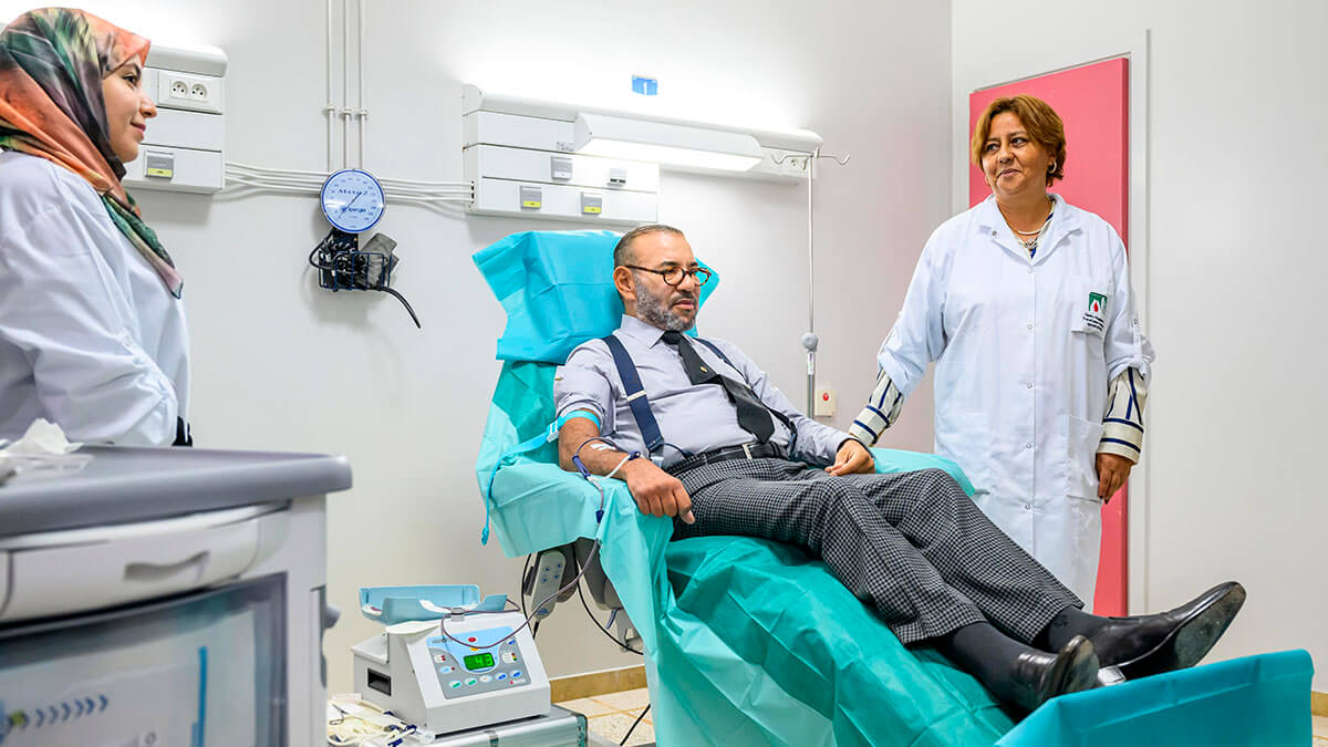 El rey Mohammed VI visita el Centro Hospitalario Universitario "Mohammed VI" de Marrakech, donde donó sangre - PHOTO/MAP
