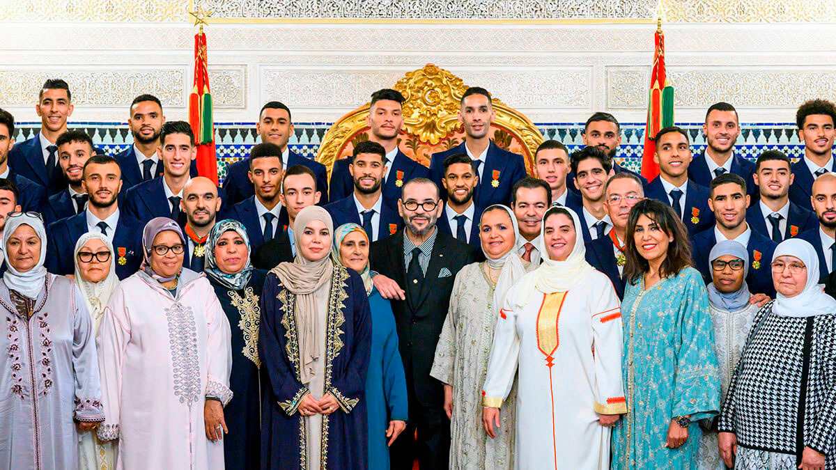 El rey Mohamed VI, acompañado por SAR el Príncipe Heredero Moulay El Hassan y SAR el Príncipe Moulay Rachid, posa para una foto de recuerdo con los miembros de la selección nacional de fútbol y las madres de los jugadores presentes - PHOTO/MAP