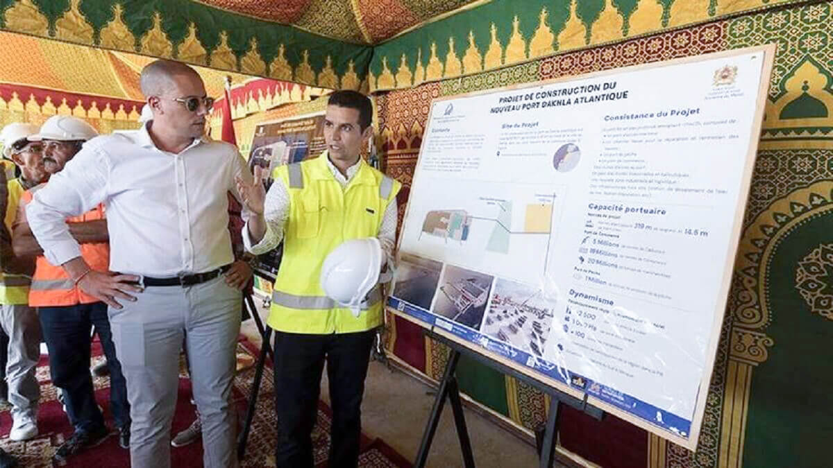 <p>Técnicos marroquíes explicando el proyecto del nuevo puerto de Dajla - ATALAYAR/GUILLERMO LÓPEZ </p>