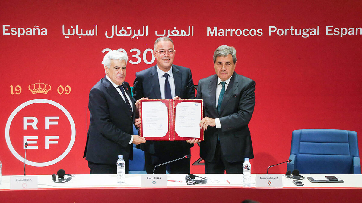 Los presidentes de las federaciones de fútbol de Marruecos, Faouzi Lakjaa (centro), España, Pedro Rocha (izq.), y Portugal, Fernando Gomes, posan para una fotografía después de firmar la carta de intención, un paso clave en el proceso de candidatura para albergar la Copa del Mundo 2030, durante una ceremonia en Rabat el 28 de octubre de 2023 - PHOTO/AFP