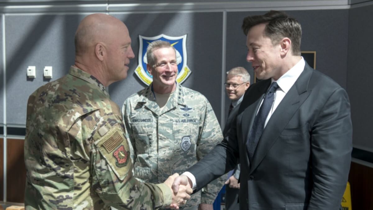 Elon Musk con el teniente general Jay Raymond, primer jefe de la Fuerza Espacial. Para la seguridad nacional de Estados Unidos, el Falcón 9 resulta crucial para poner en órbita los satélites espía del Pentágono - PHOTO/USAF
