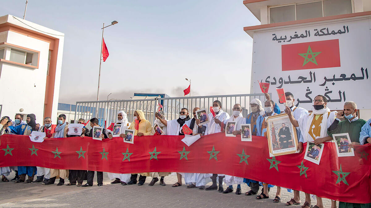 Marroquíes se manifiestan en apoyo de su rey cerca de un paso fronterizo entre Marruecos y Mauritania en Guerguerat, ubicado en el Sahara Occidental - AFP/FADEL SENNA