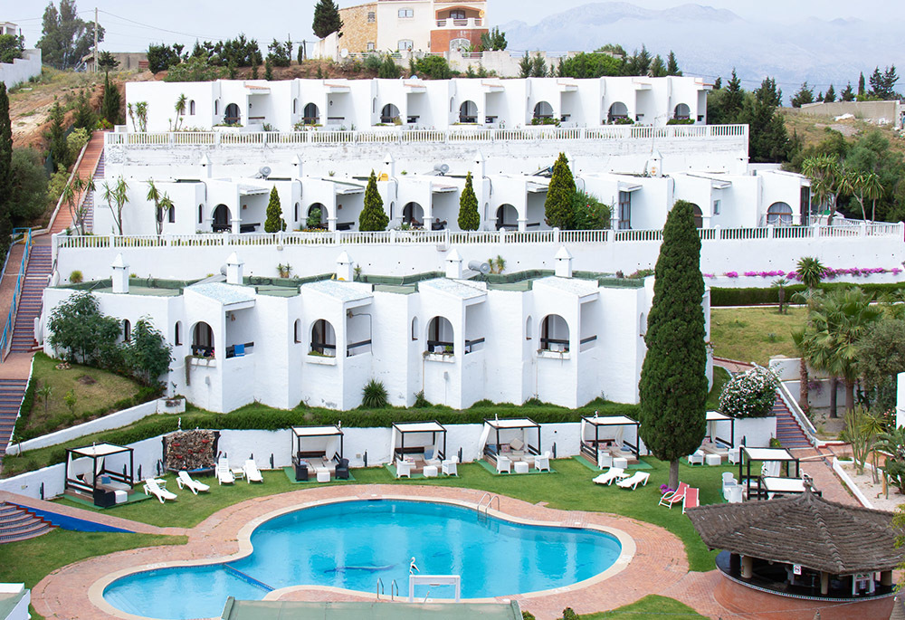 El Hotel Mandy ofrece a sus huéspedes 19 bungalows totalmente equipados con vistas la piscina con camas balinesas y tumbonas - PHOTO/CEDIDA