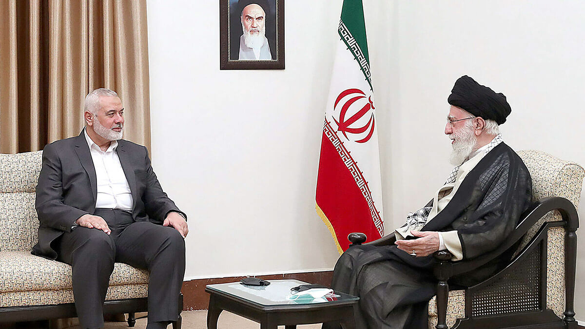 <p>Esta fotografía proporcionada por la oficina del líder supremo de Irán, el ayatolá Ali Khamenei, el 21 de junio de 2023, lo muestra (derecha) reunido con el jefe de la oficina política de Hamás, Ismail Haniyeh, en Teherán - AFP PHOTO / HO / KHAMENEI.IR</p>