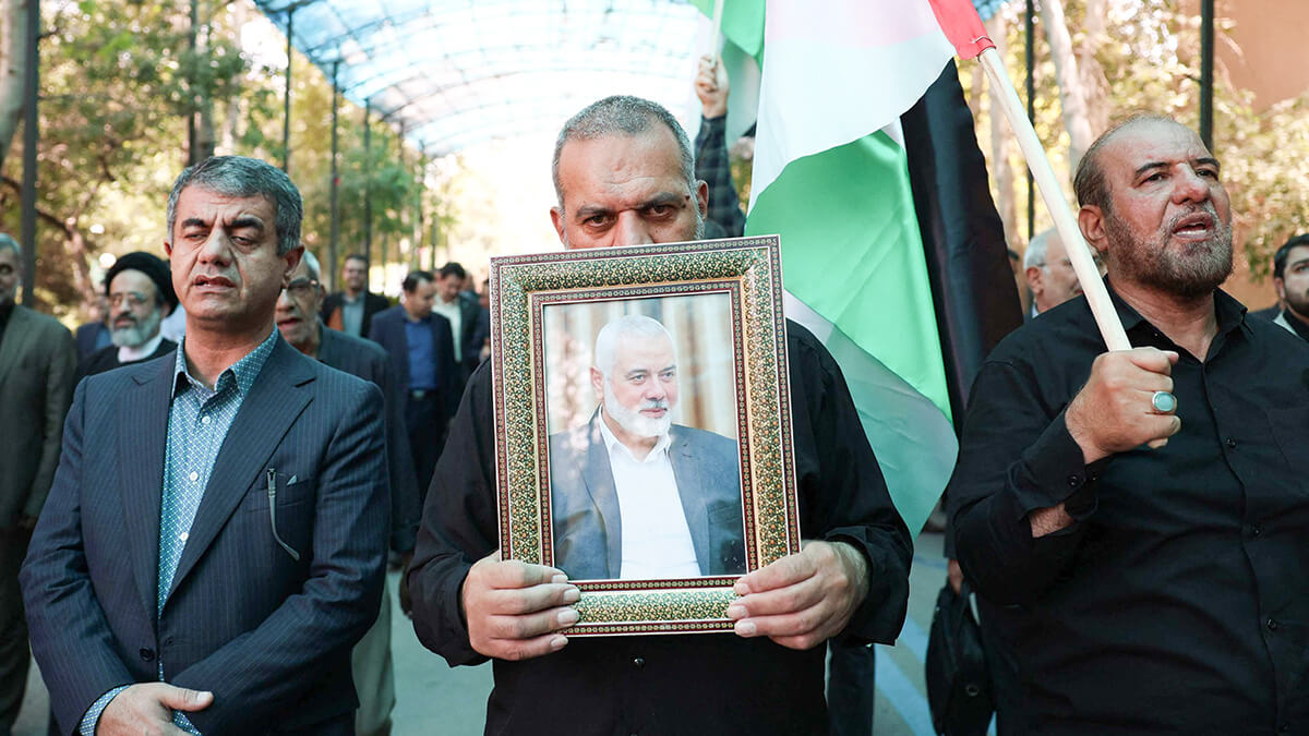 <p>La bandera palestina y un retrato del asesinado jefe de Hamás, Ismail Haniyeh, durante una manifestación en la Universidad de Teherán, en la capital iraní, Teherán, el 31 de julio de 2024 - PHOTO/AFP</p>