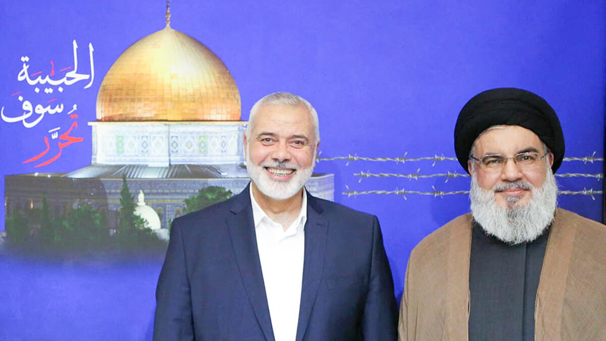 <p>El responsable del grupo libanés respaldado por Irán, Hasan Nasrallah (derecha), con el líder de Hamás, Ismail Haniyeh - AFP/AL-MANAR</p>