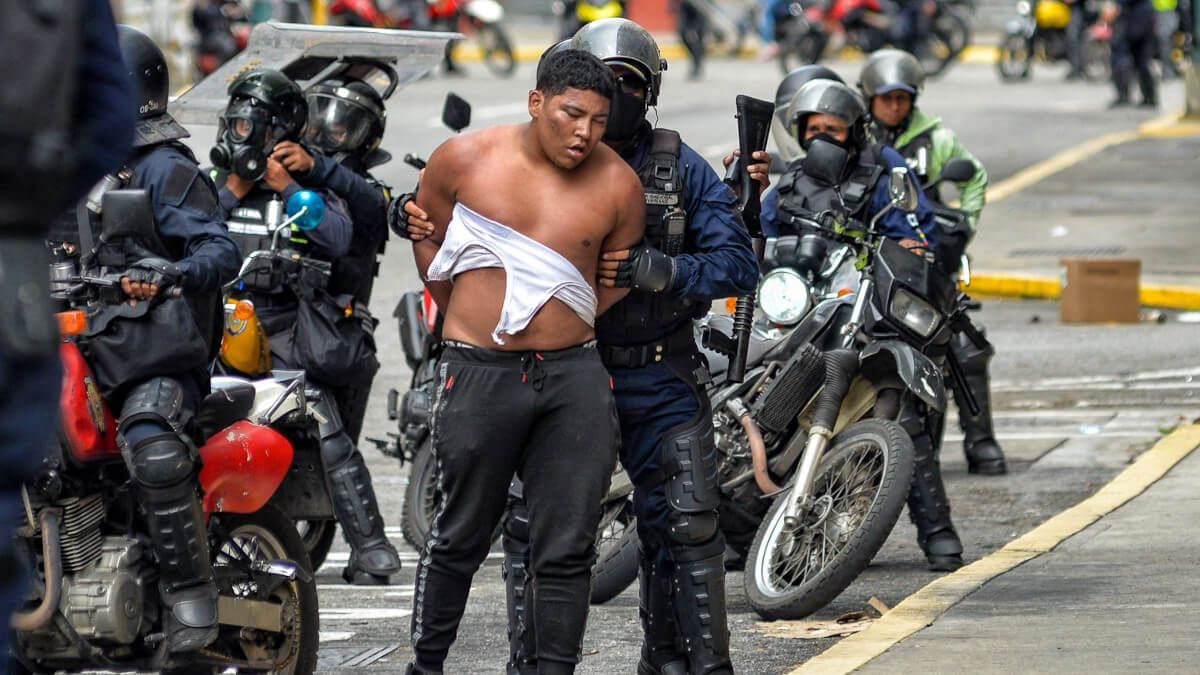 Miembros del escuadrón antidisturbios de la Policía Nacional Bolivariana arrestan a un opositor al presidente venezolano Nicolás Maduro que participaba en una manifestación en el barrio de Chacao en Caracas el 30 de julio de 2024 - Juan Calero / AFP