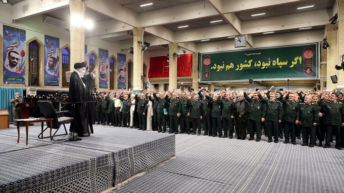 <p>El Líder Supremo de Irán, el ayatolá Ali Jamenei, se reúne con comandantes y un grupo de miembros del Cuerpo de la Guardia Revolucionaria Islámica en Teherán, Irán, el 17 de agosto de 2023 - WANA/ Oficina del Líder Supremo iraní VIS REUTERS </p>