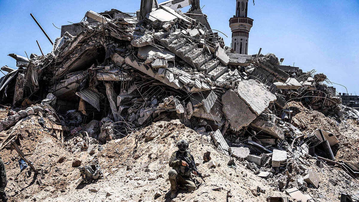 <p>Soldados israelíes durante una operación terrestre en el sur de la Franja de Gaza el 3 de julio de 2024 - AFP/OHAD ZWIGENBERG </p>